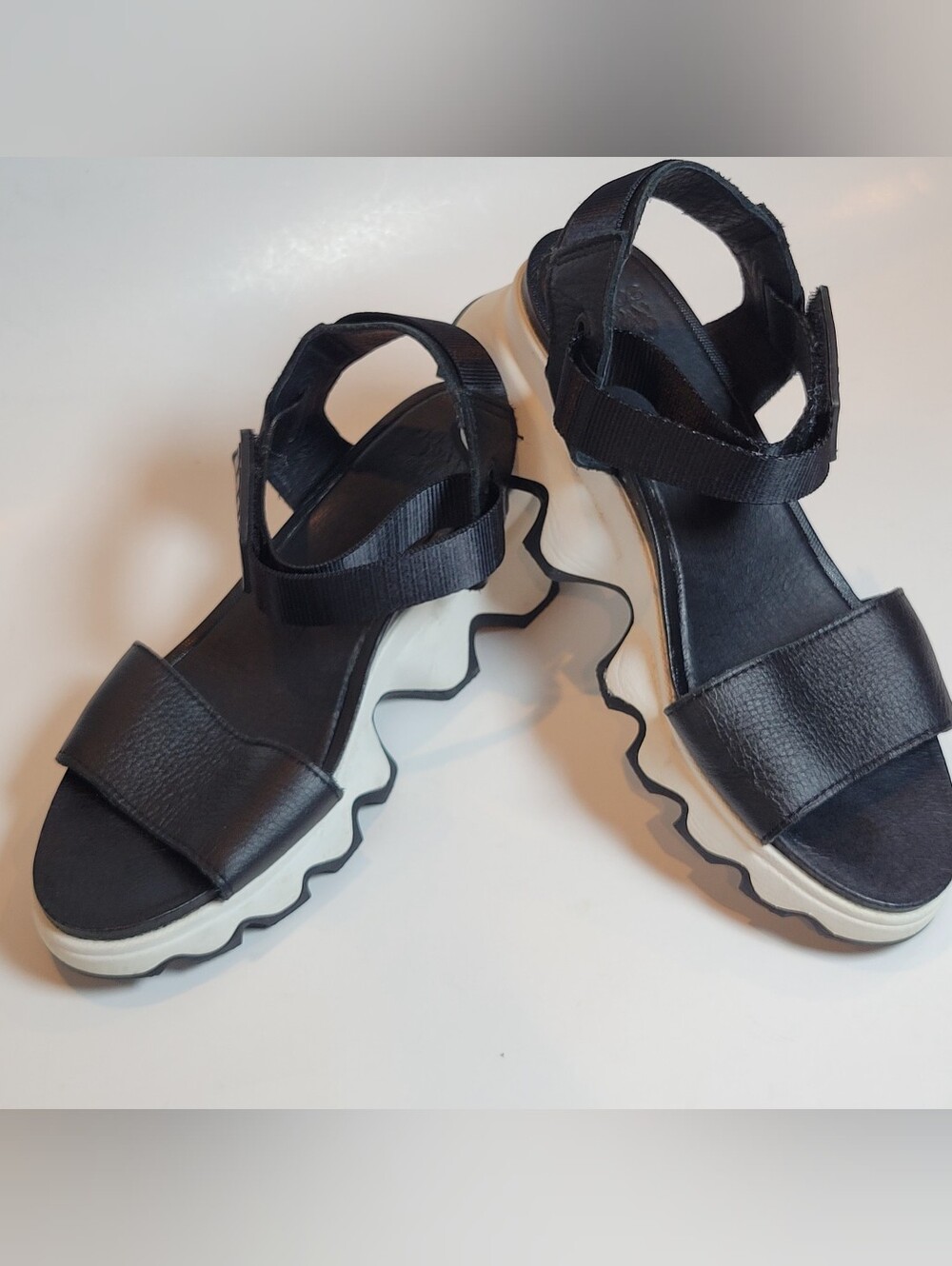 Sorel Kinetic Impact Sandal Womens 7.5 Black Leather Platform Scalloped Chunky